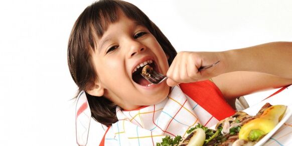 çocuk pankreatitli bir diyette sebze yiyor