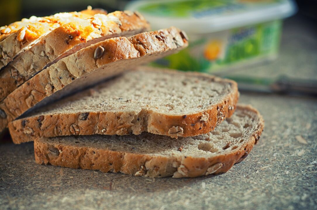 Kan grubu 4 için diyet, diyetinize tam tahıllı ekmeği dahil etmenizi sağlar. 