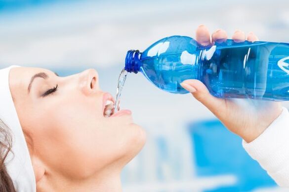 Bol su içerek haftada 5 kg fazla kilolarınızdan kurtulabilirsiniz. 